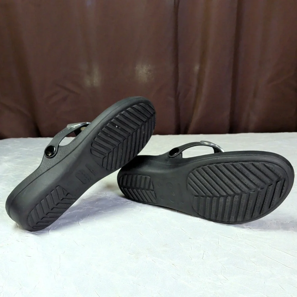 Crocs Sanrah Wedge Sandals Womens Size 8 Black Thong Y2K Comfort Cushioned